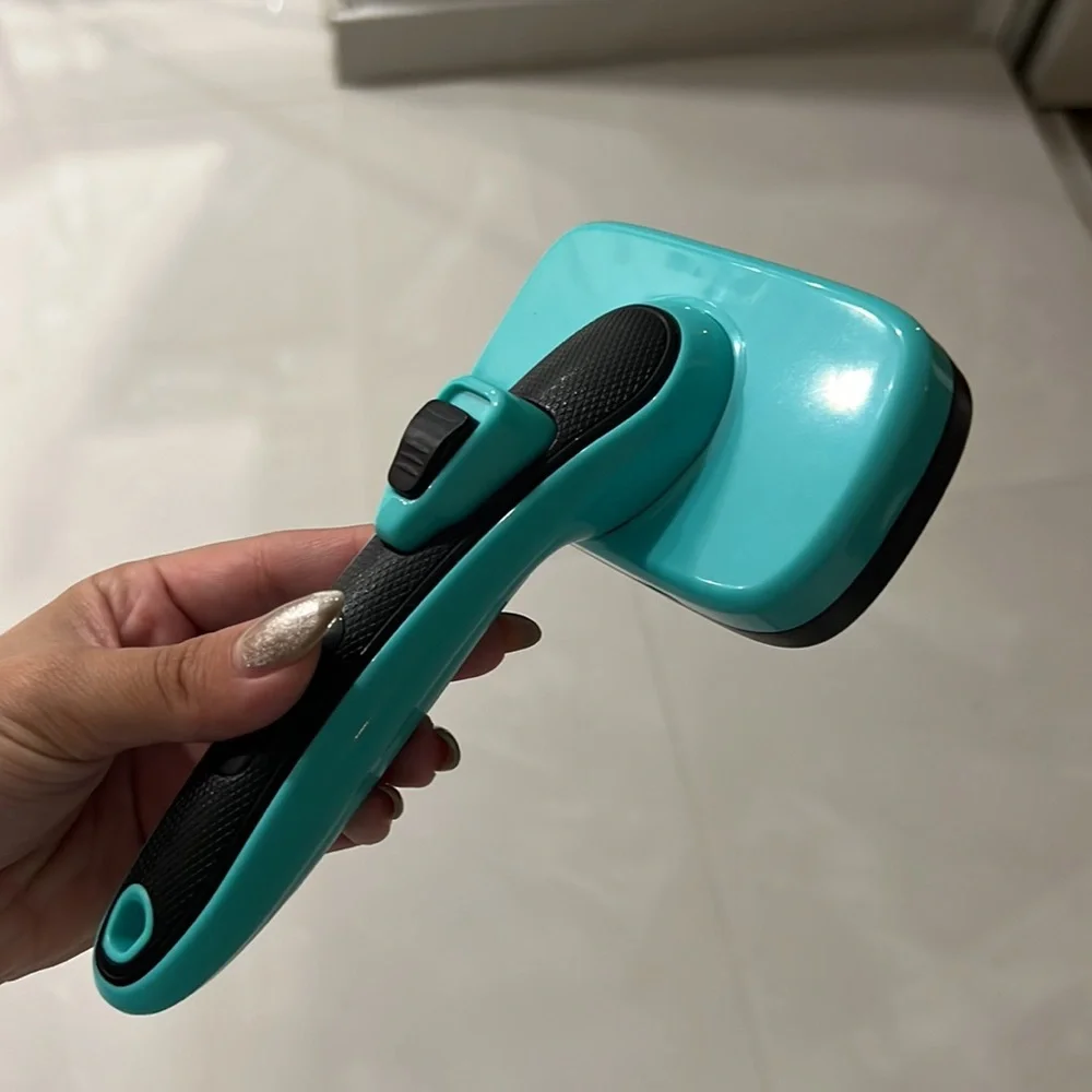 SELF-CLEANING SLICKER BRUSH